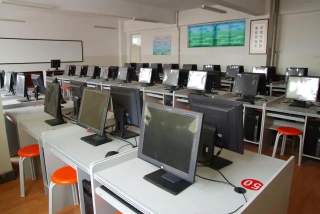 交城中学信息教室